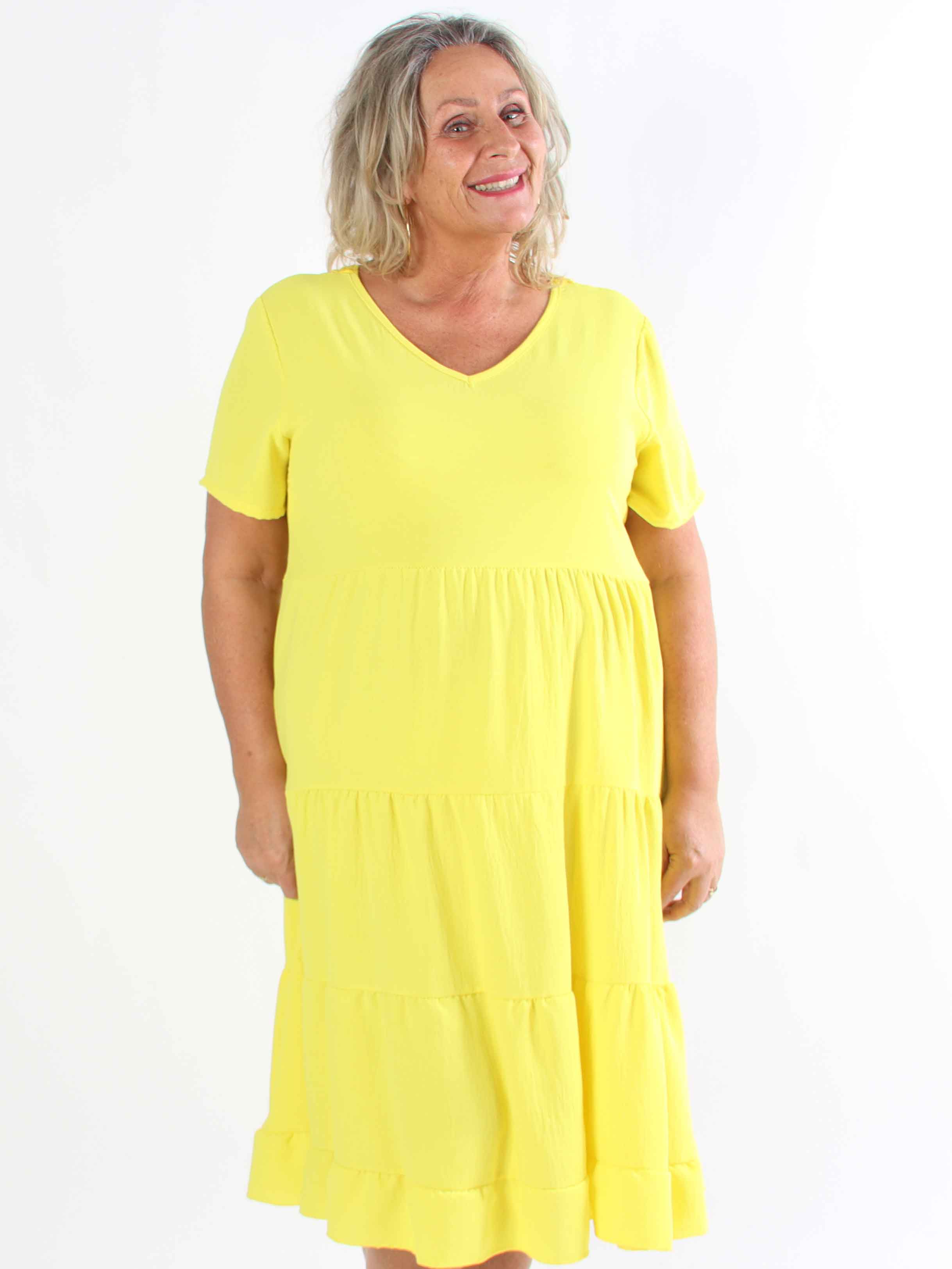 Shayna - Plus size-klänning i viskos med broderade detaljer på ryggen